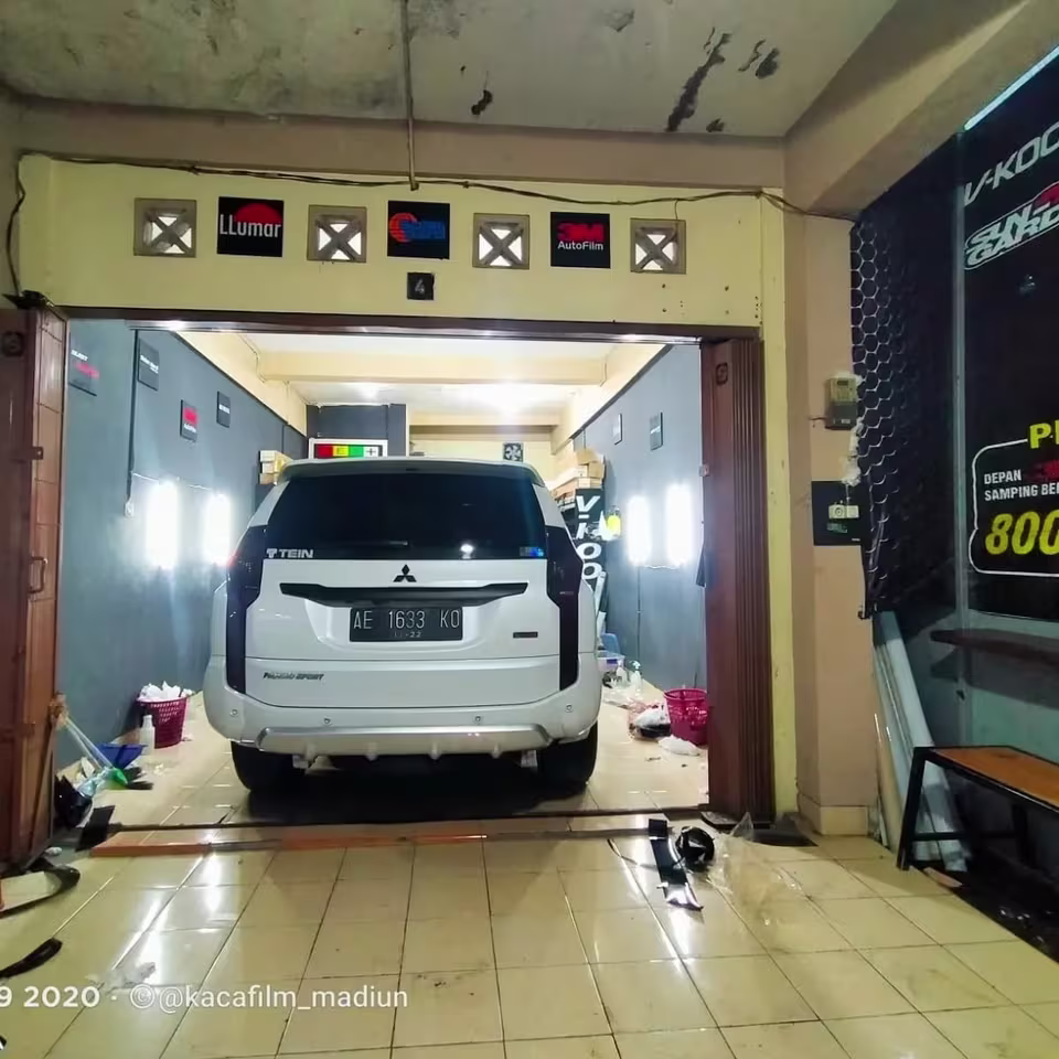 Pemasangan kaca film MPV